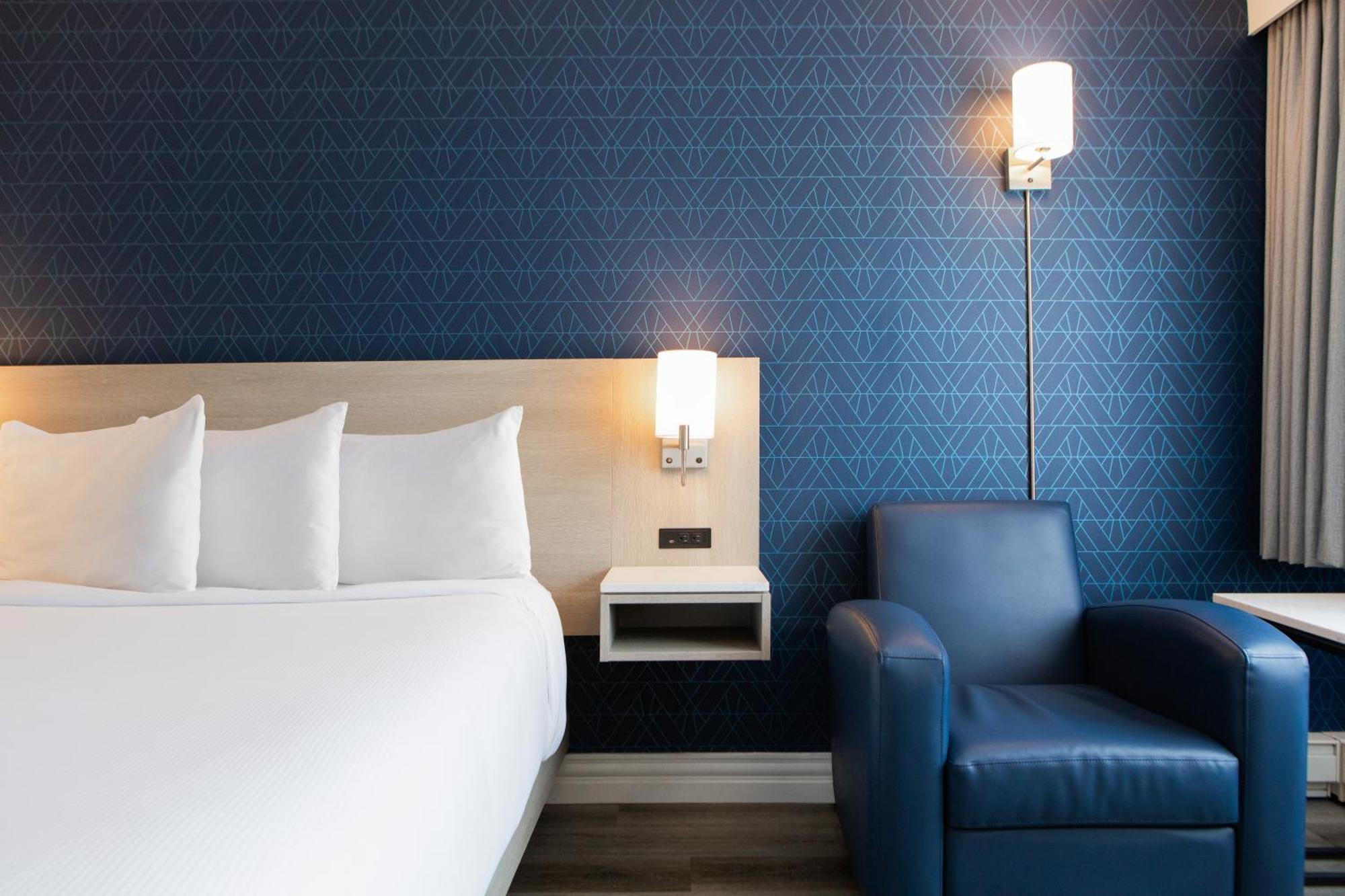 Standard Queen Room with Drive-Up Access