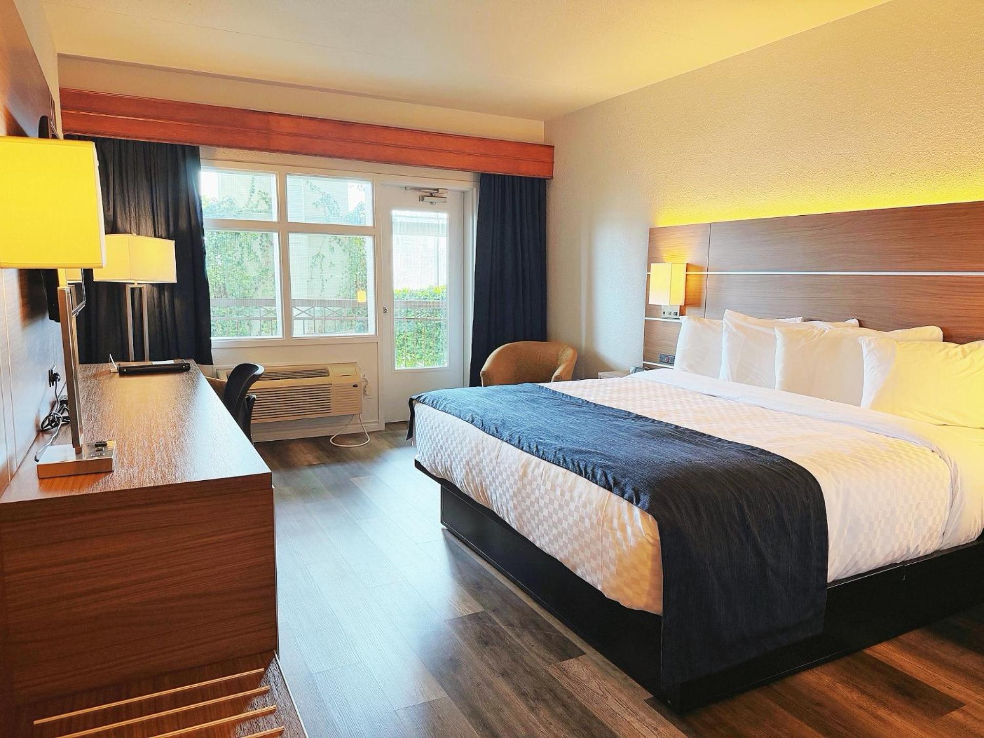 Chambre Lit Queen-Size - Vue sur Piscine Intérieure
