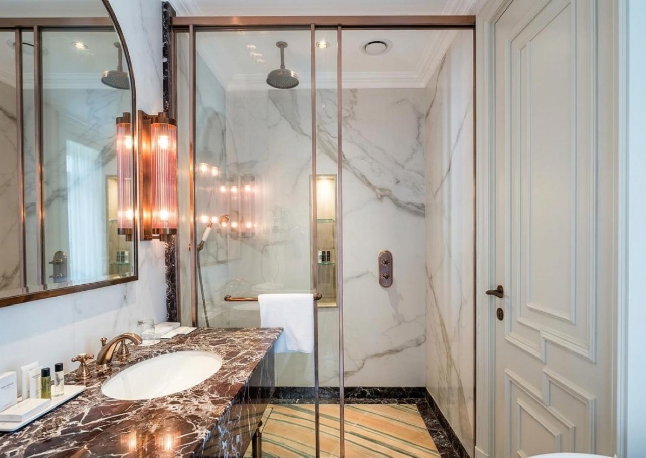 Royal Club Lake View Room