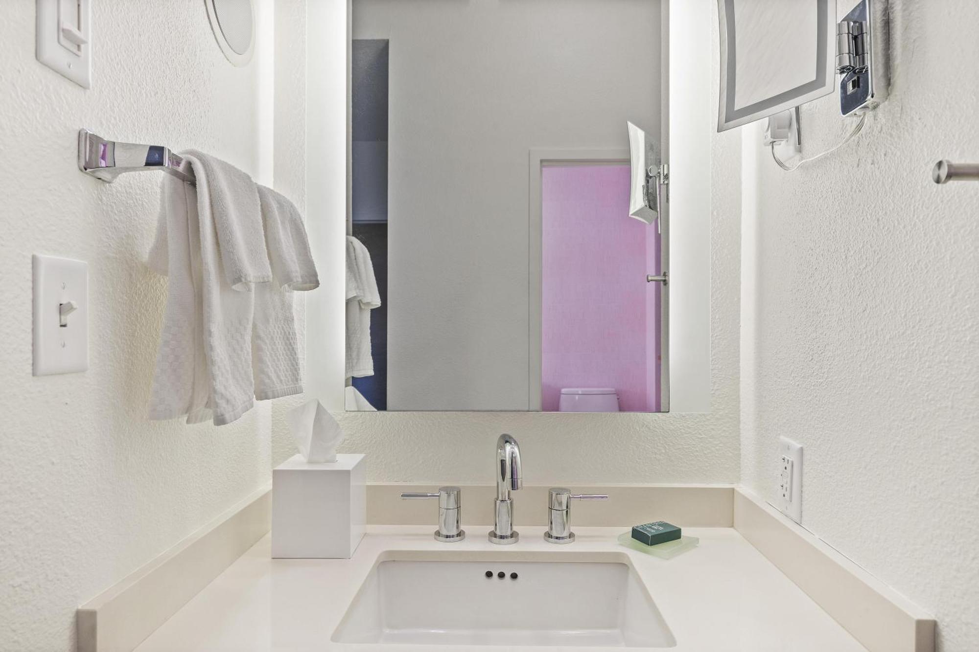 Quarto com Cama King-size e Vista da Piscina