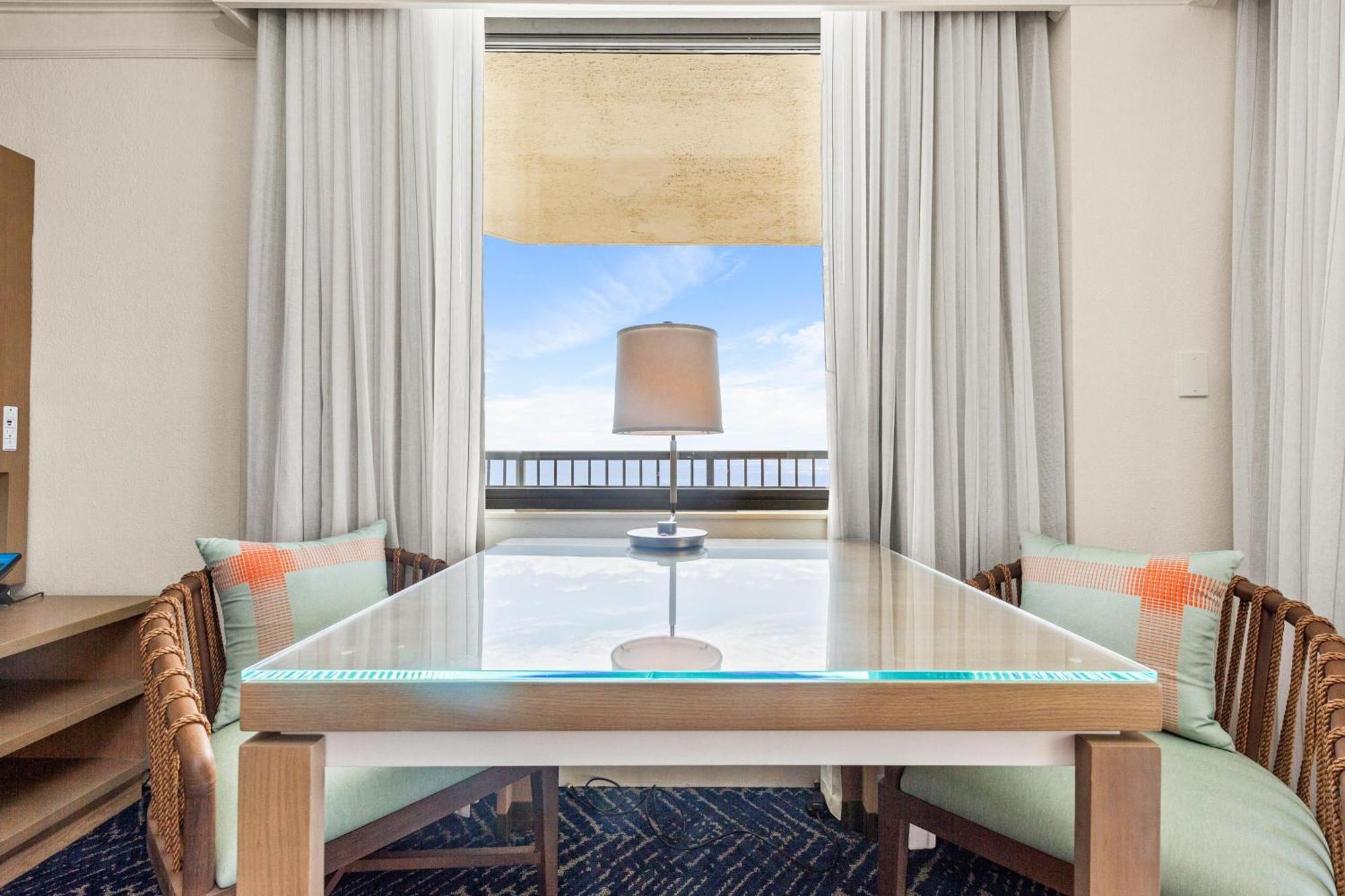 Quarto Executivo com Cama King-size e Vista da Praia