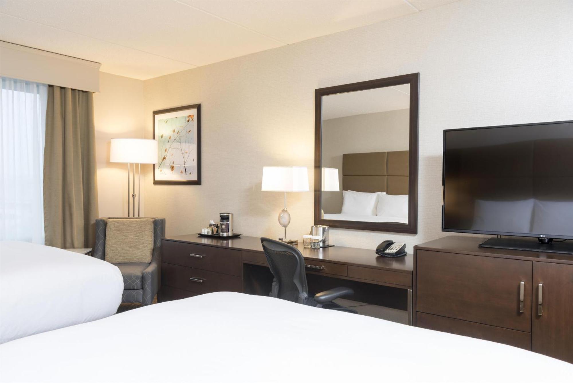Queen Suite with Two Queen Beds with Bath Tub - Mobility/Hearing Access - Non-Smoking