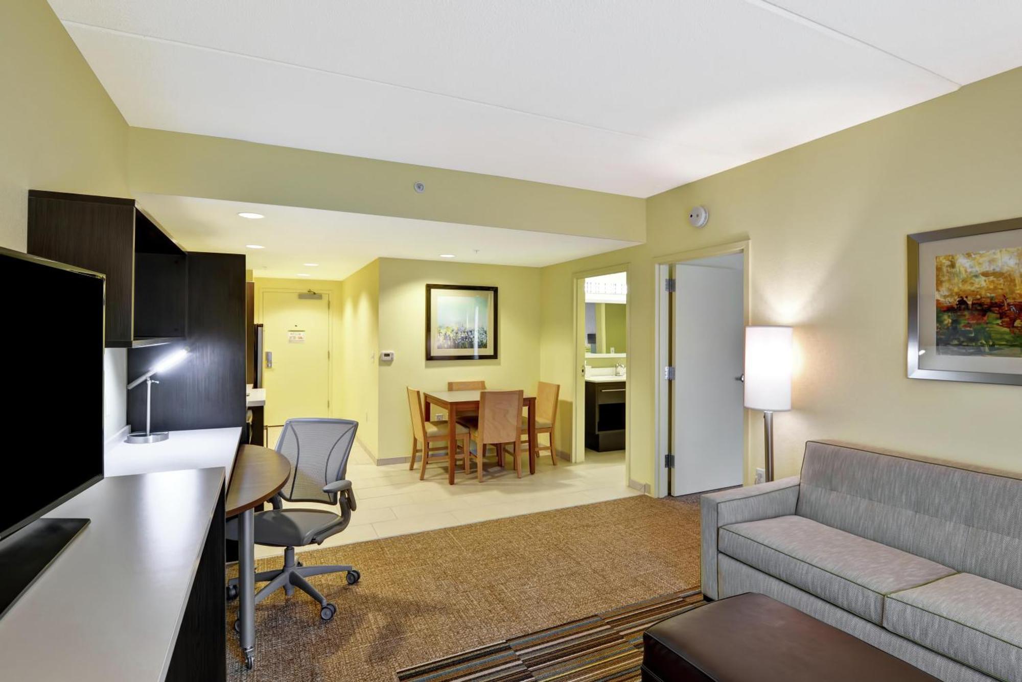 One-Bedroom Queen Suite - Non-Smoking