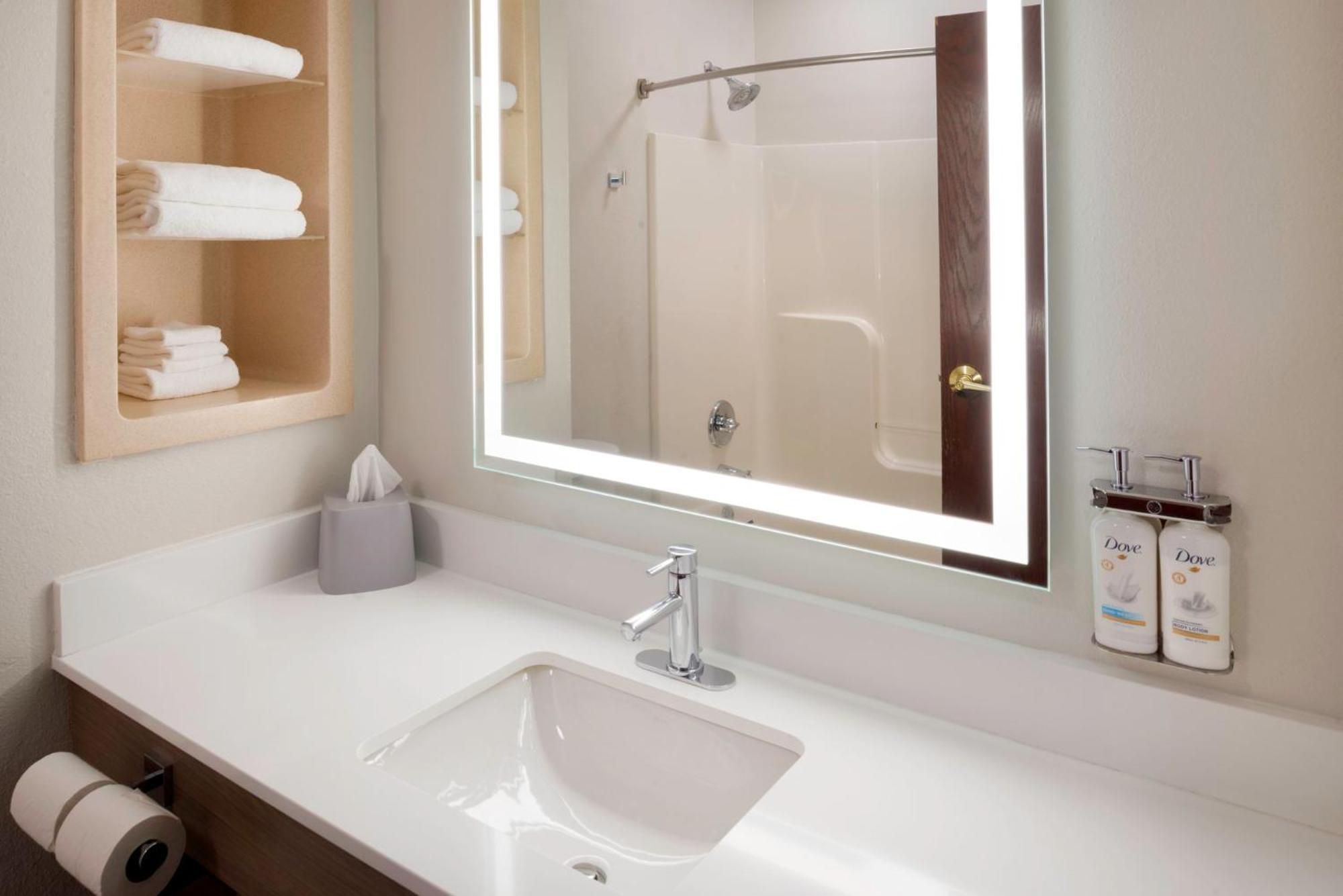 King Suite with Whirlpool/Tub/Extra Floor Space