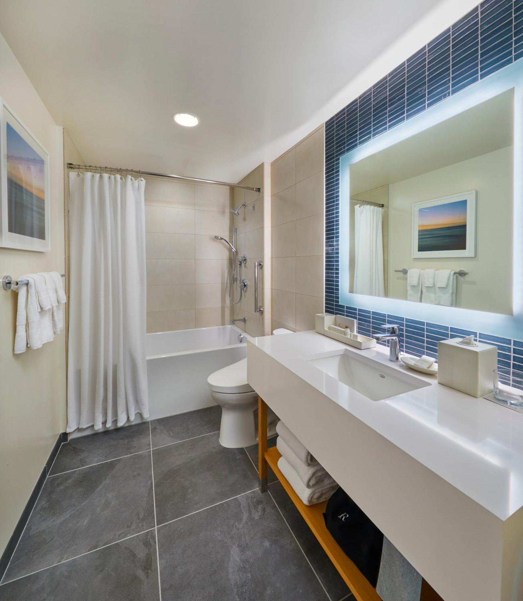 Premier King Room with Ocean View - Mobility Accessible with Tub