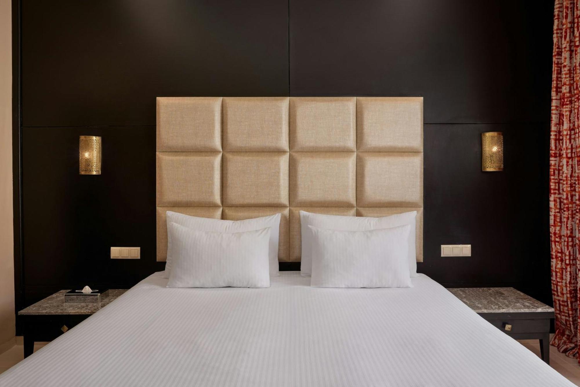 Suite Clásica con cama grande, sofá cama y vistas laterales a la piscina