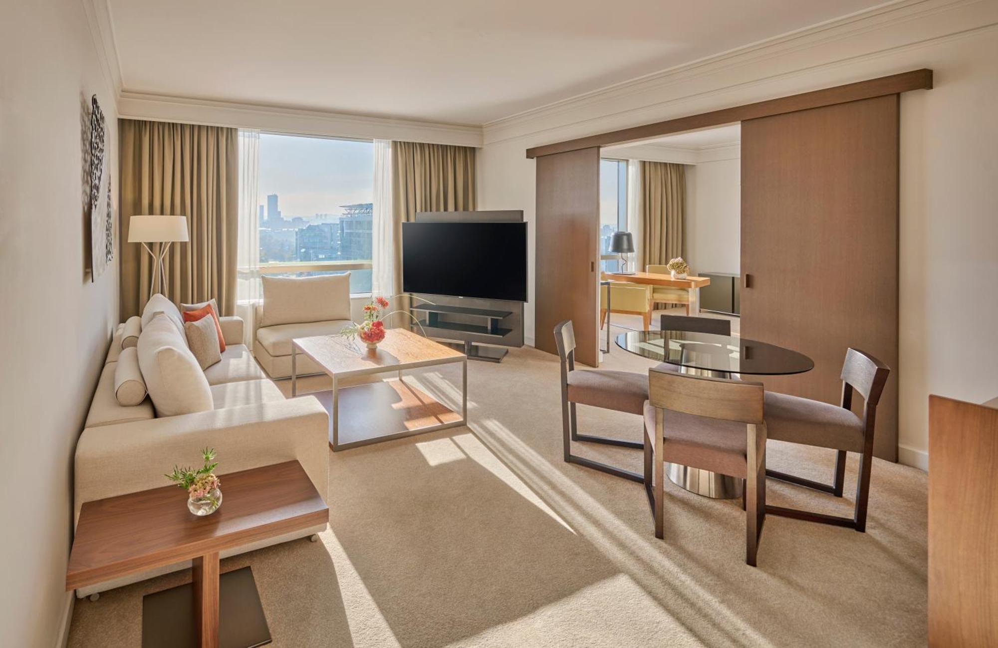 Executive Suite,1769516339:JPEG