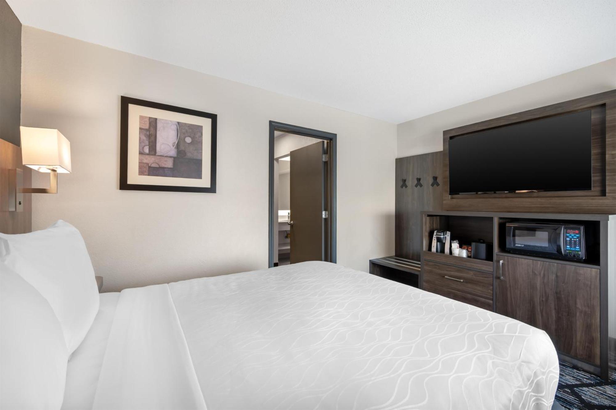 Queen Suite with Sofa Bed- Non-Smoking
