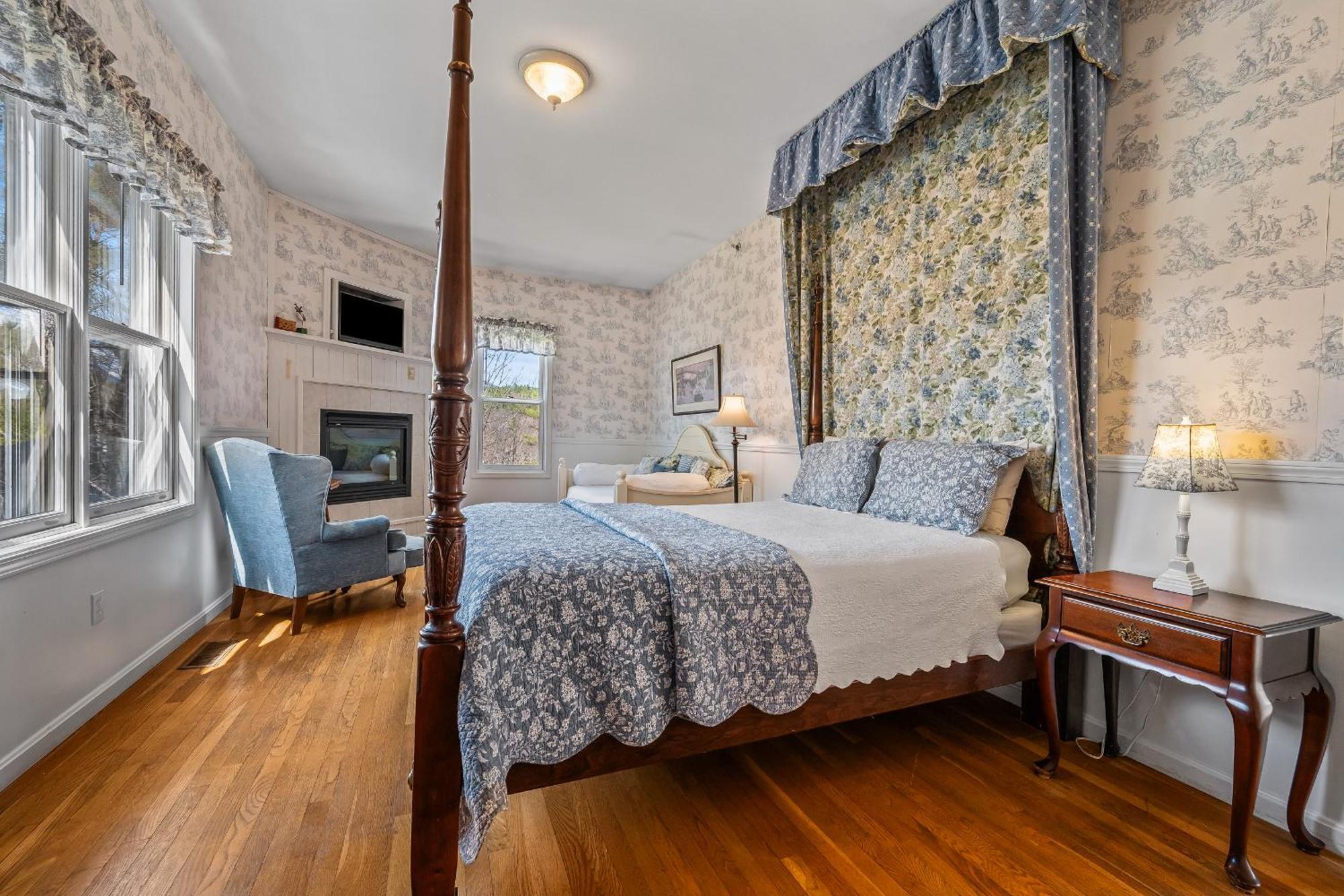 Standard Queen Room