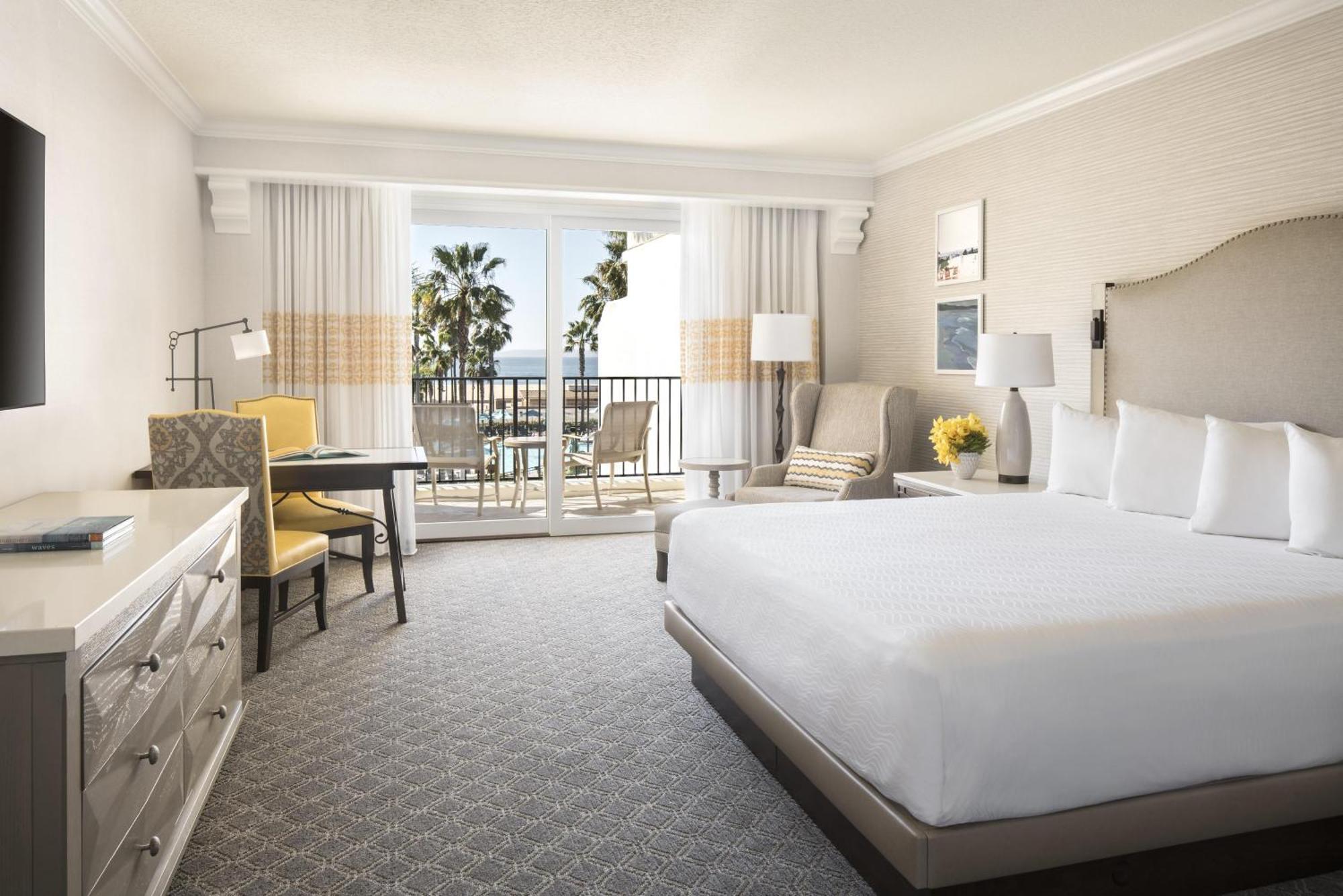 Zimmer mit 1 Kingsize-Bett und seitlichem Meerblick