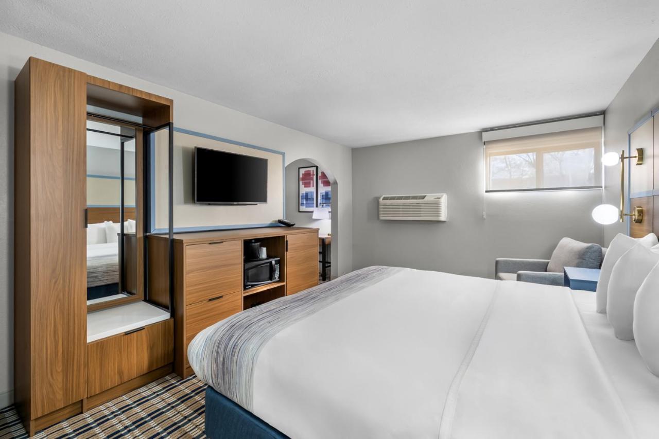 Deluxe King Suite with Jetted Tub - Non-Smoking
