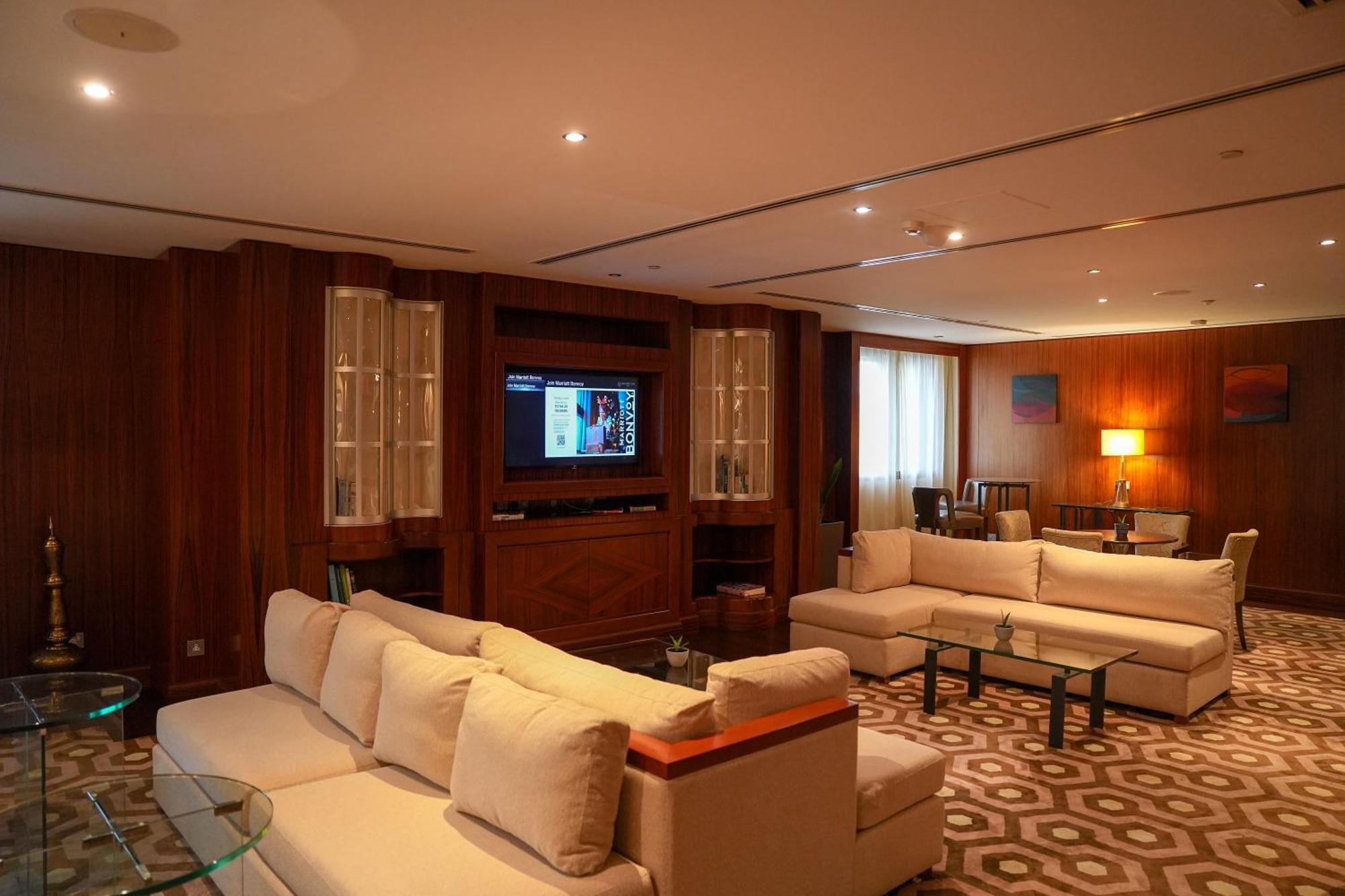 Club Room 1 King Bed