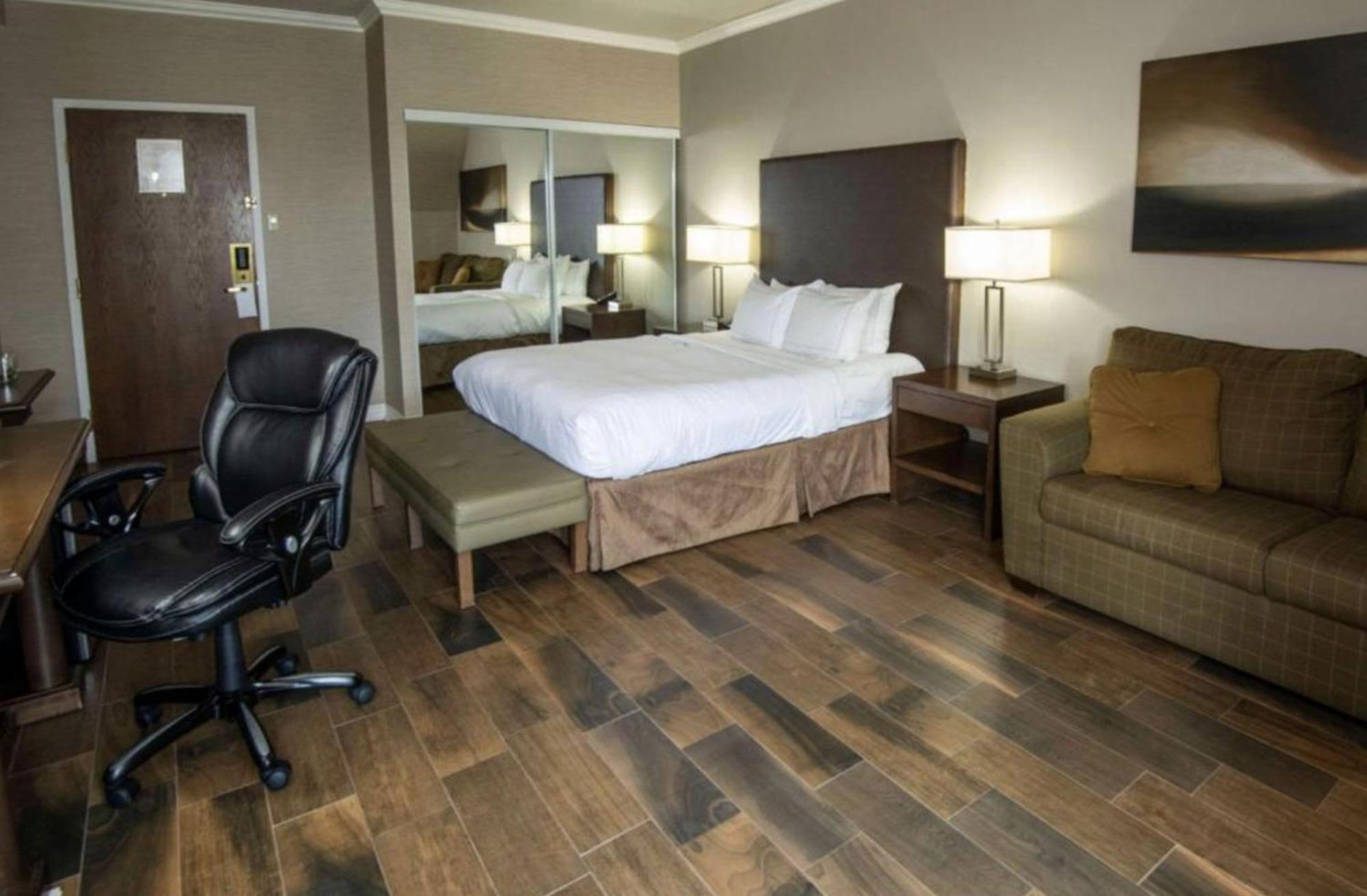 Queen Room with Sofa Bed - Non-Smoking
