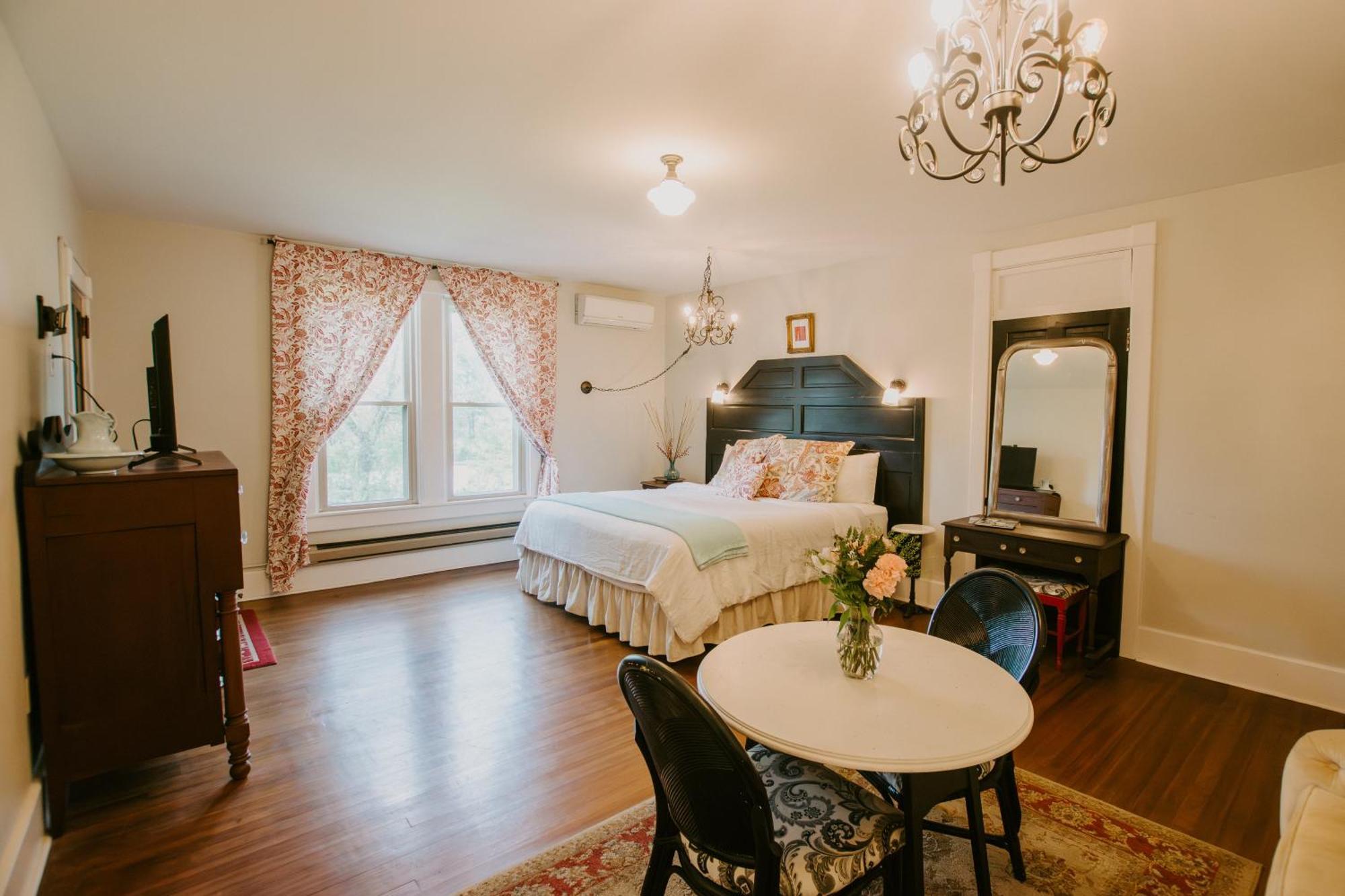Deluxe King Room Garden View