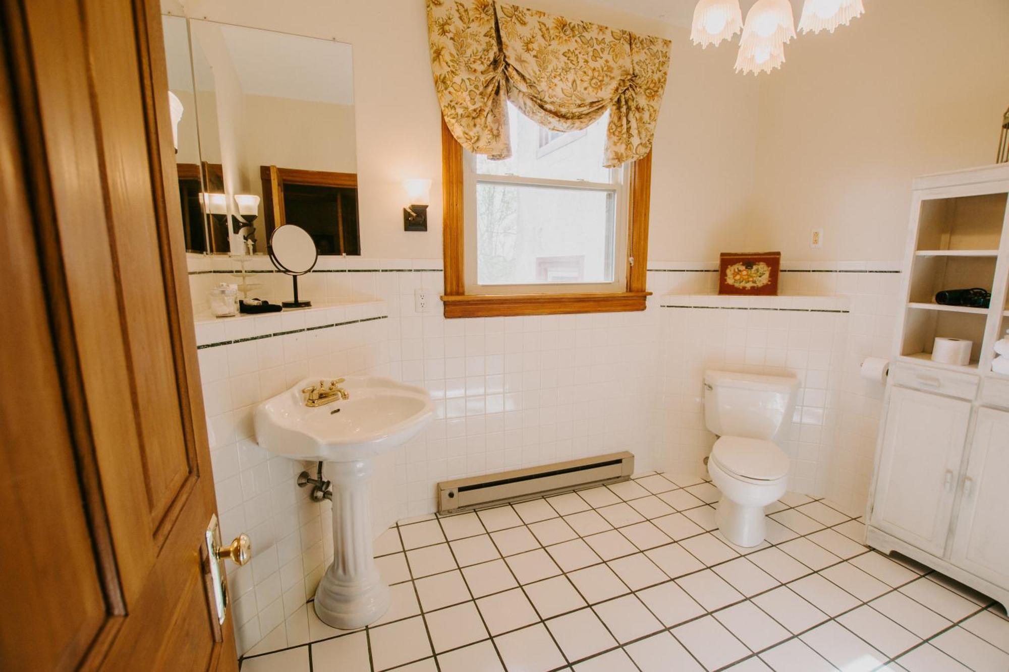 Deluxe Queen Room Whirlpool