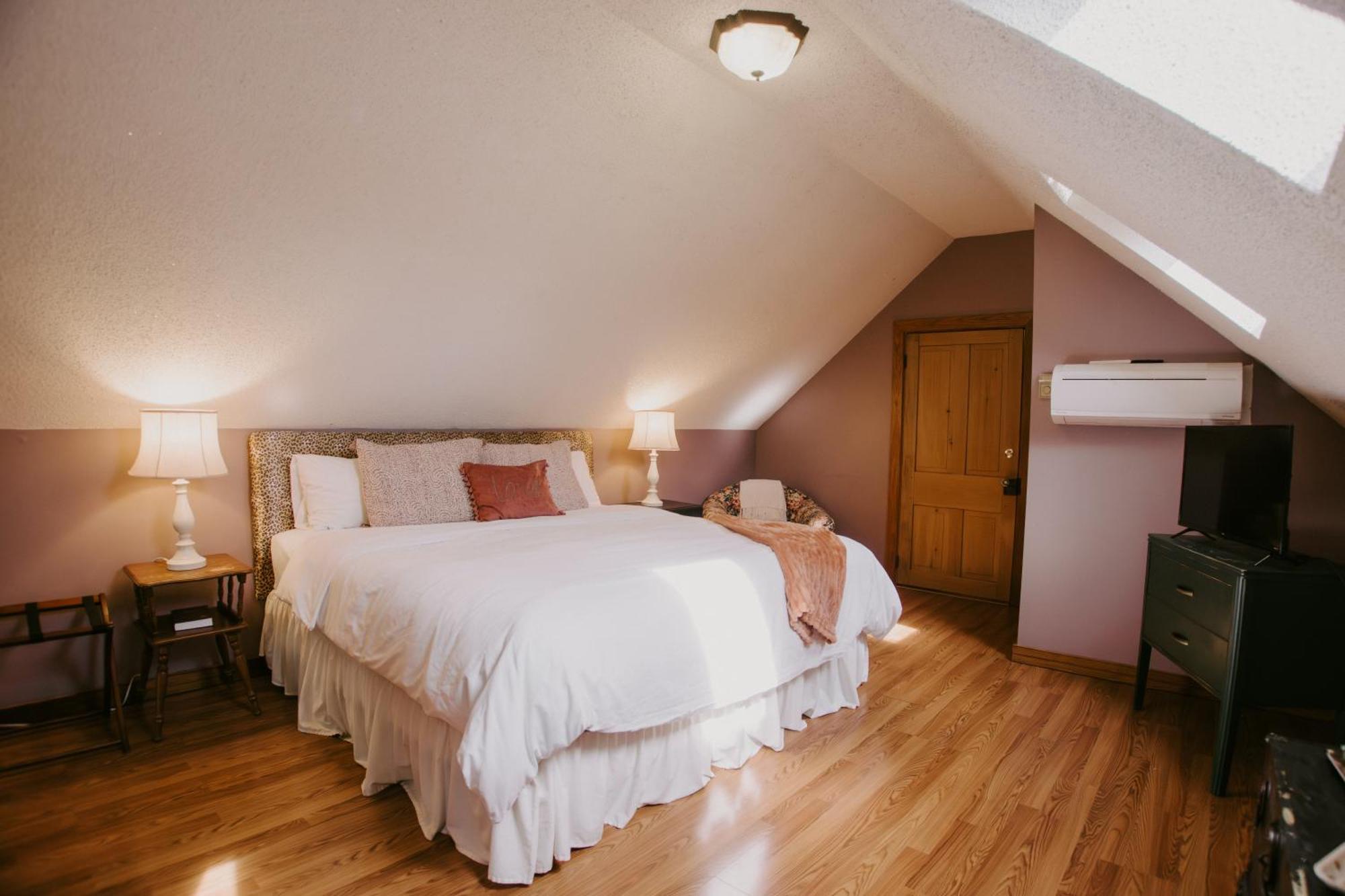 Honeymoon Suite