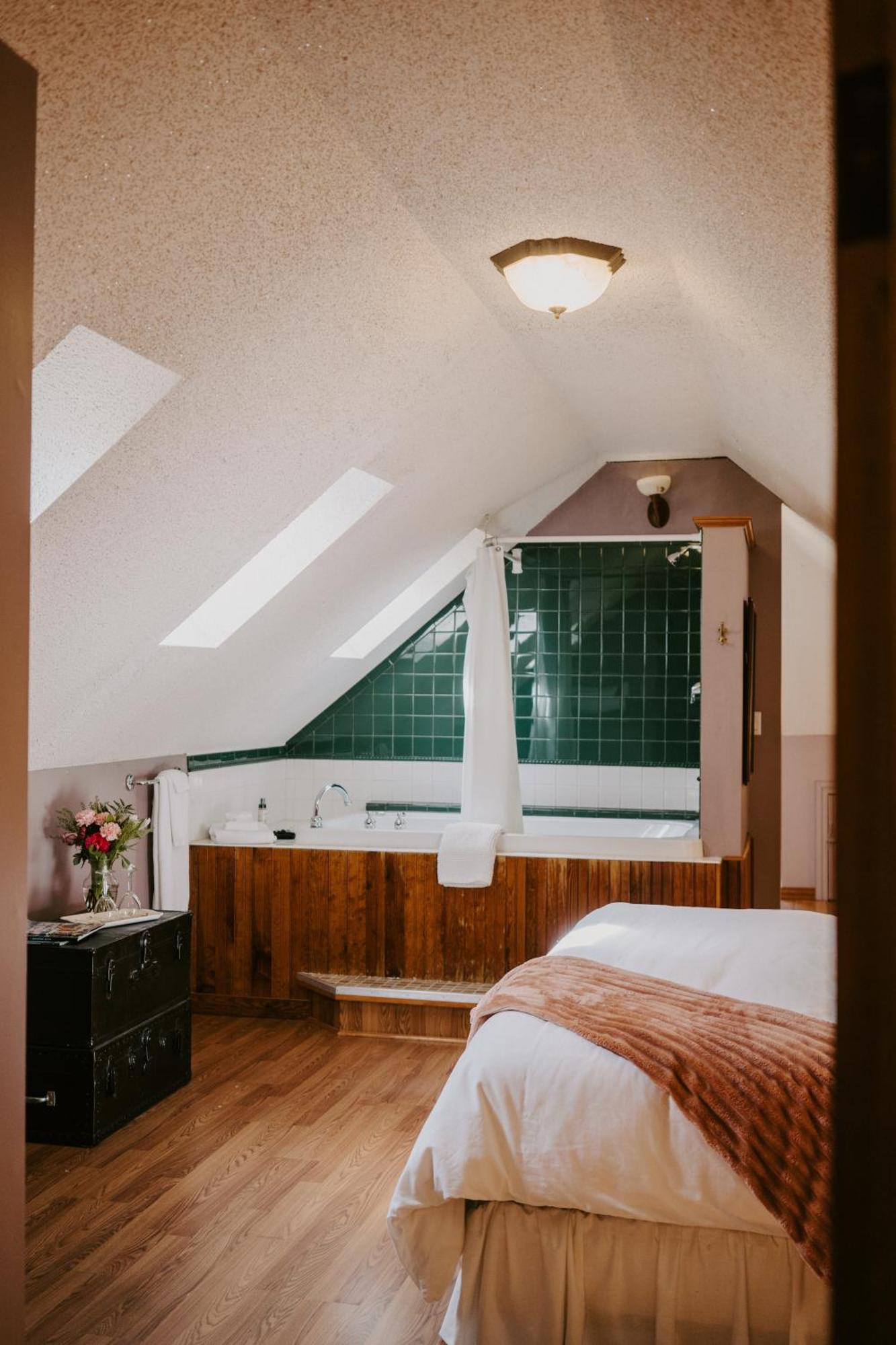 Honeymoon Suite