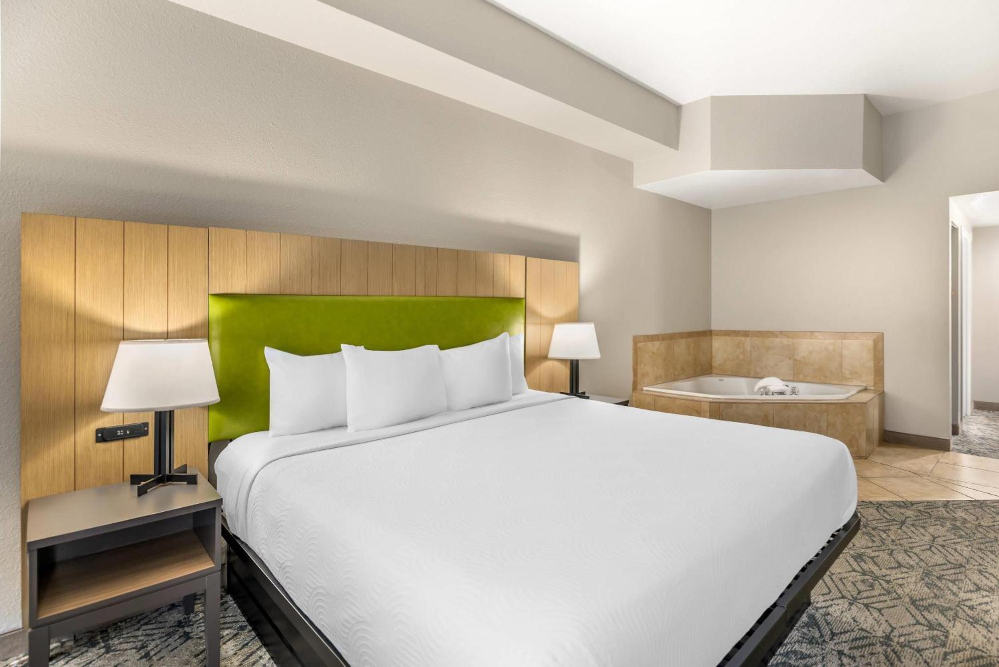 Studio Suite with King Bed and Whirlpool - Non-Smoking