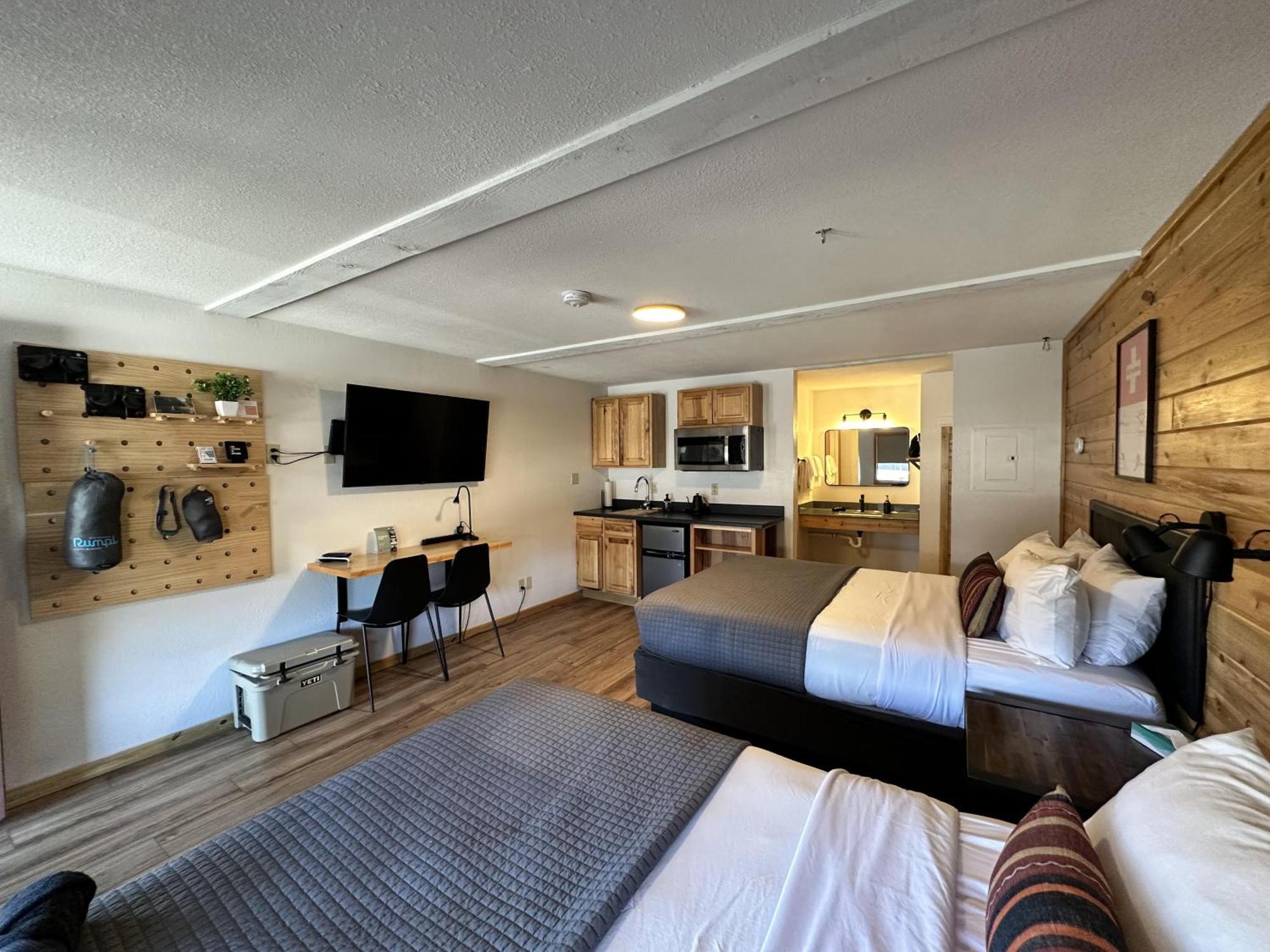Large Deluxe Queen Room with Two Queen Beds - Non-Smoking