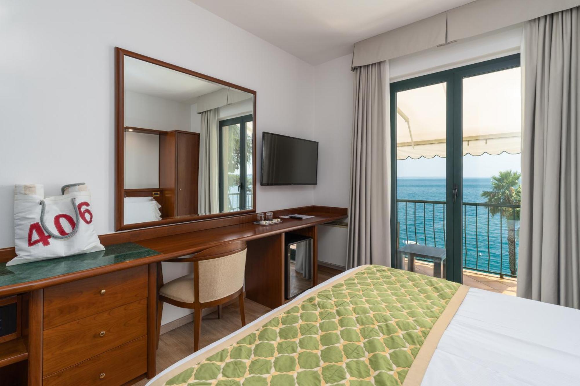 Double or Twin Room Lake View