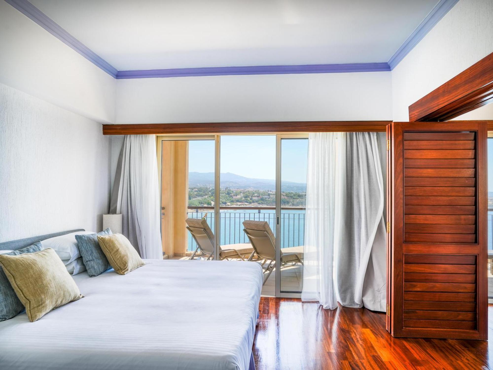 One-Bedroom Suite Sea View