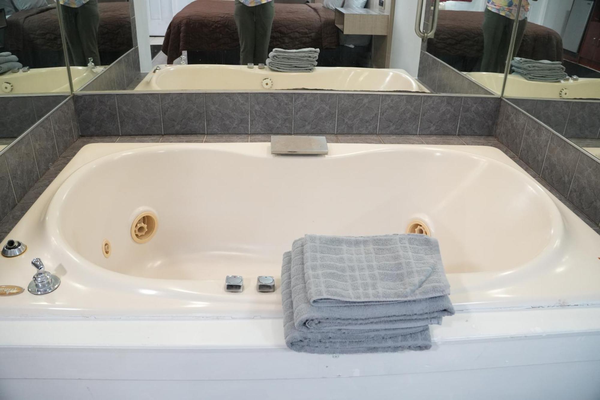 Queen Room with Spa Bath