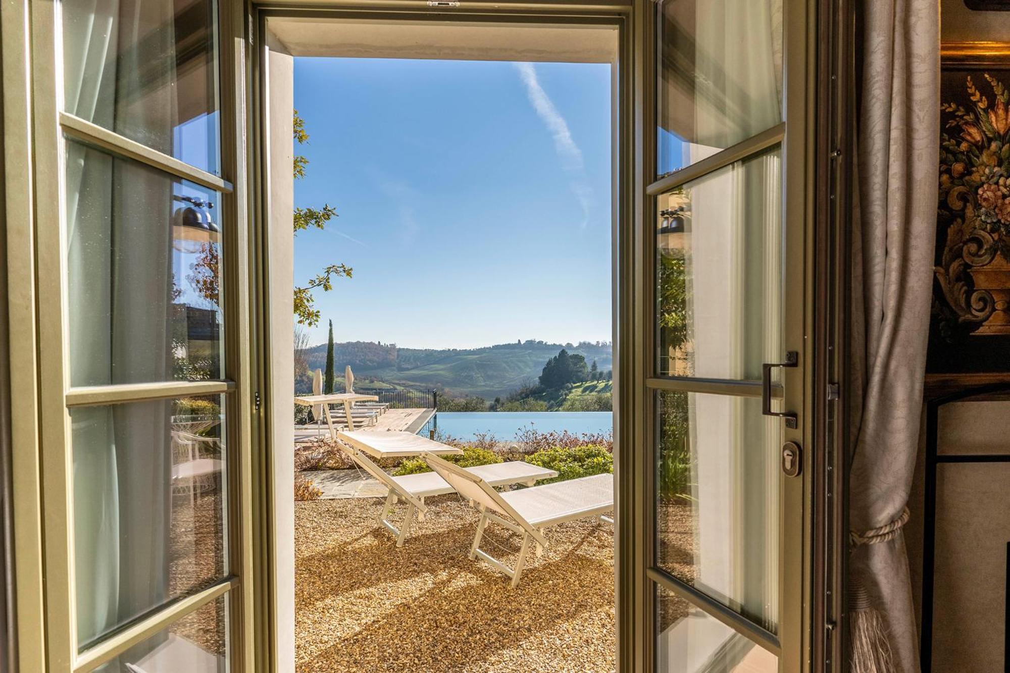 Queen Suite with Pool View