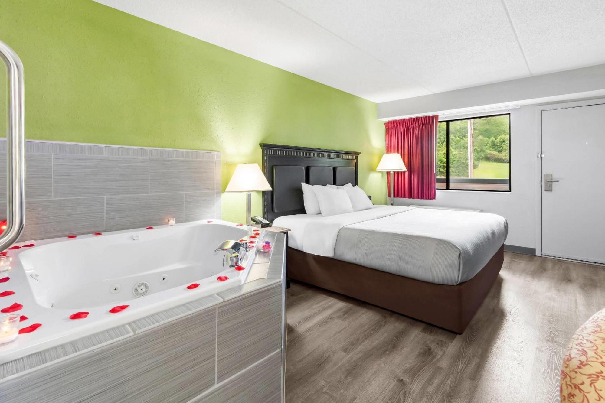King Room with Hot Tub - Non-Smoking