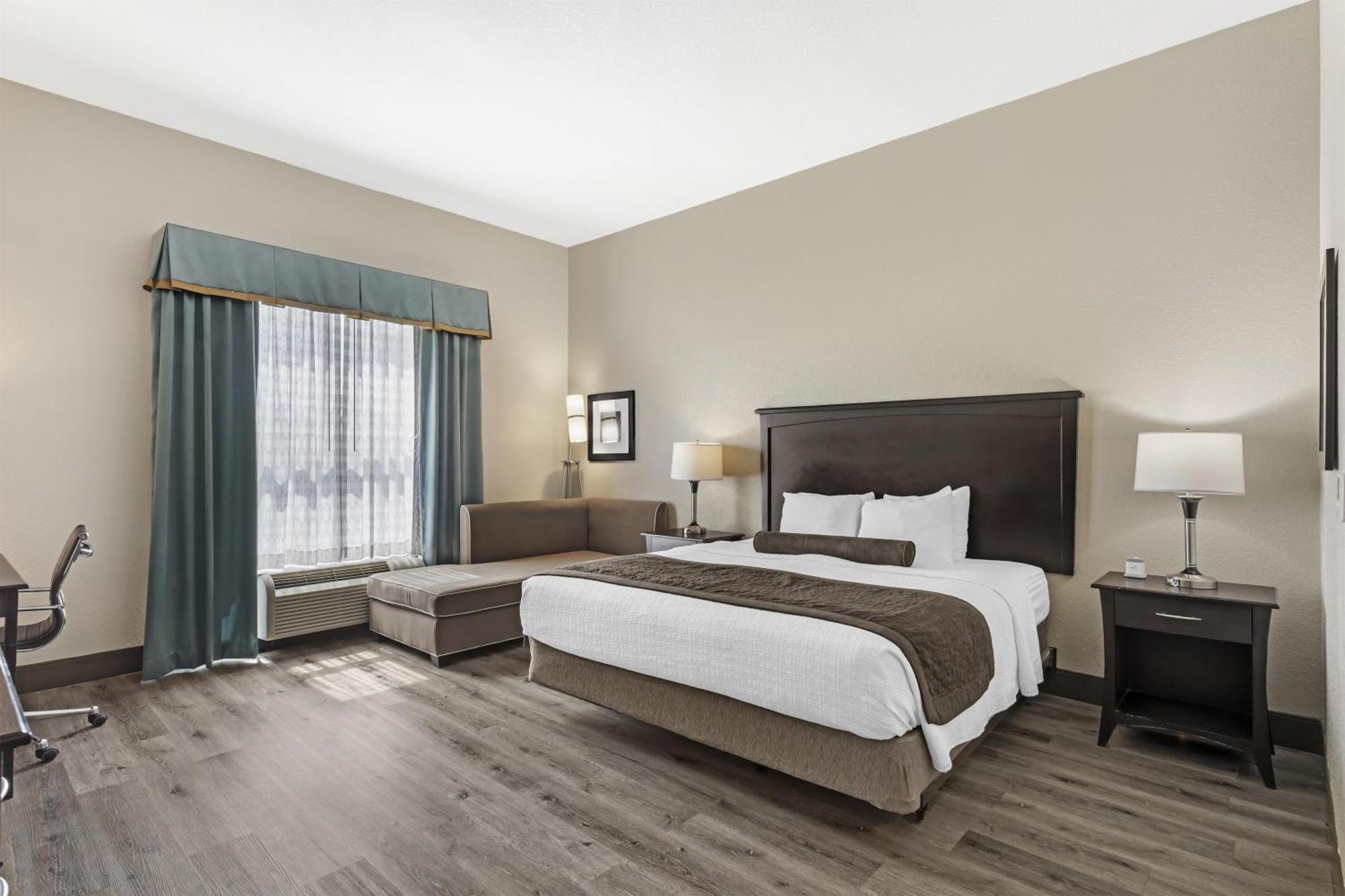 King Room with Roll-in Shower - Disability Access/Non-Smoking