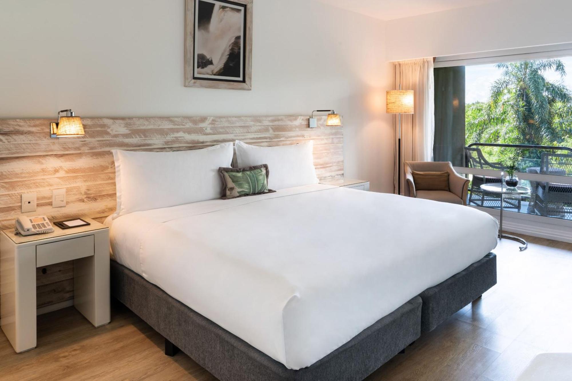 Quarto Deluxe com Cama King-size e Vista da Selva