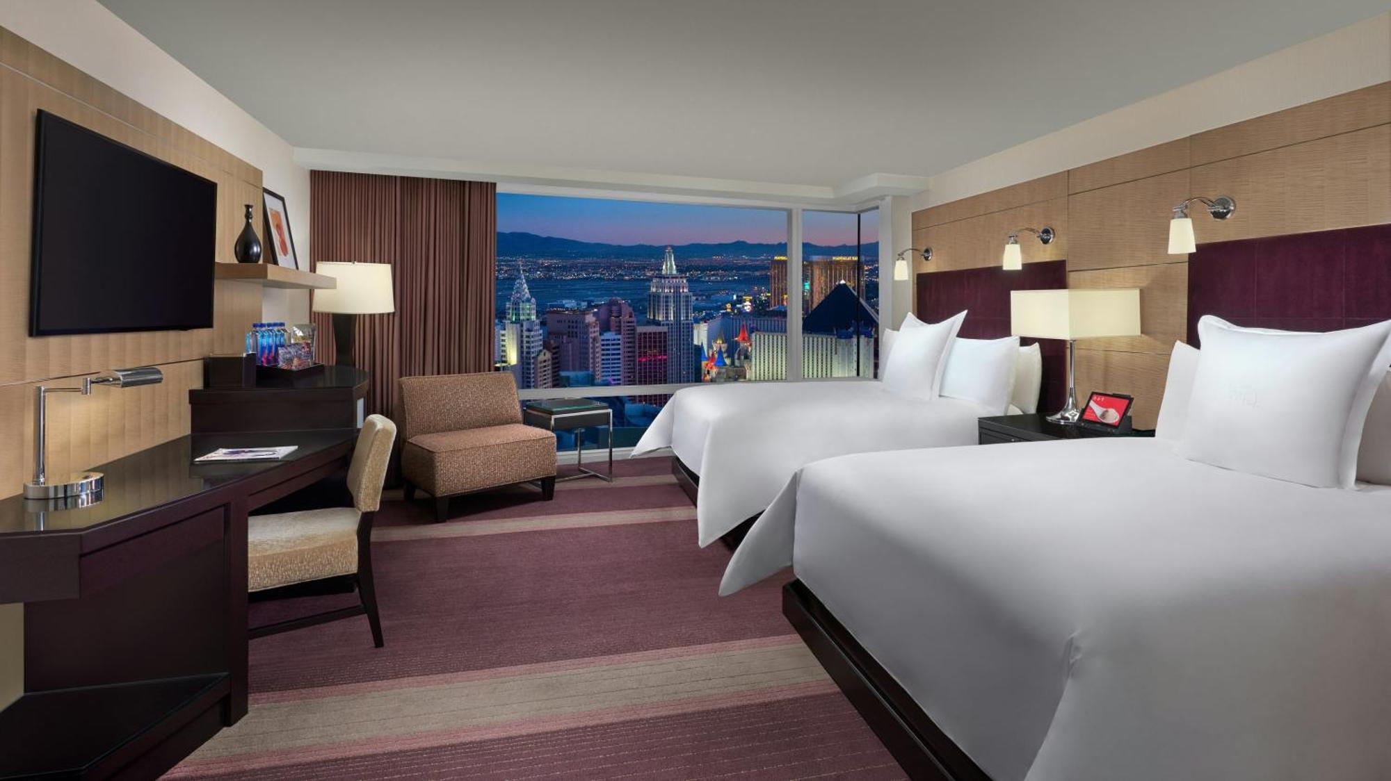 Deluxe Zimmer mit 2 Queensize-Betten und Ausblick auf den Strip