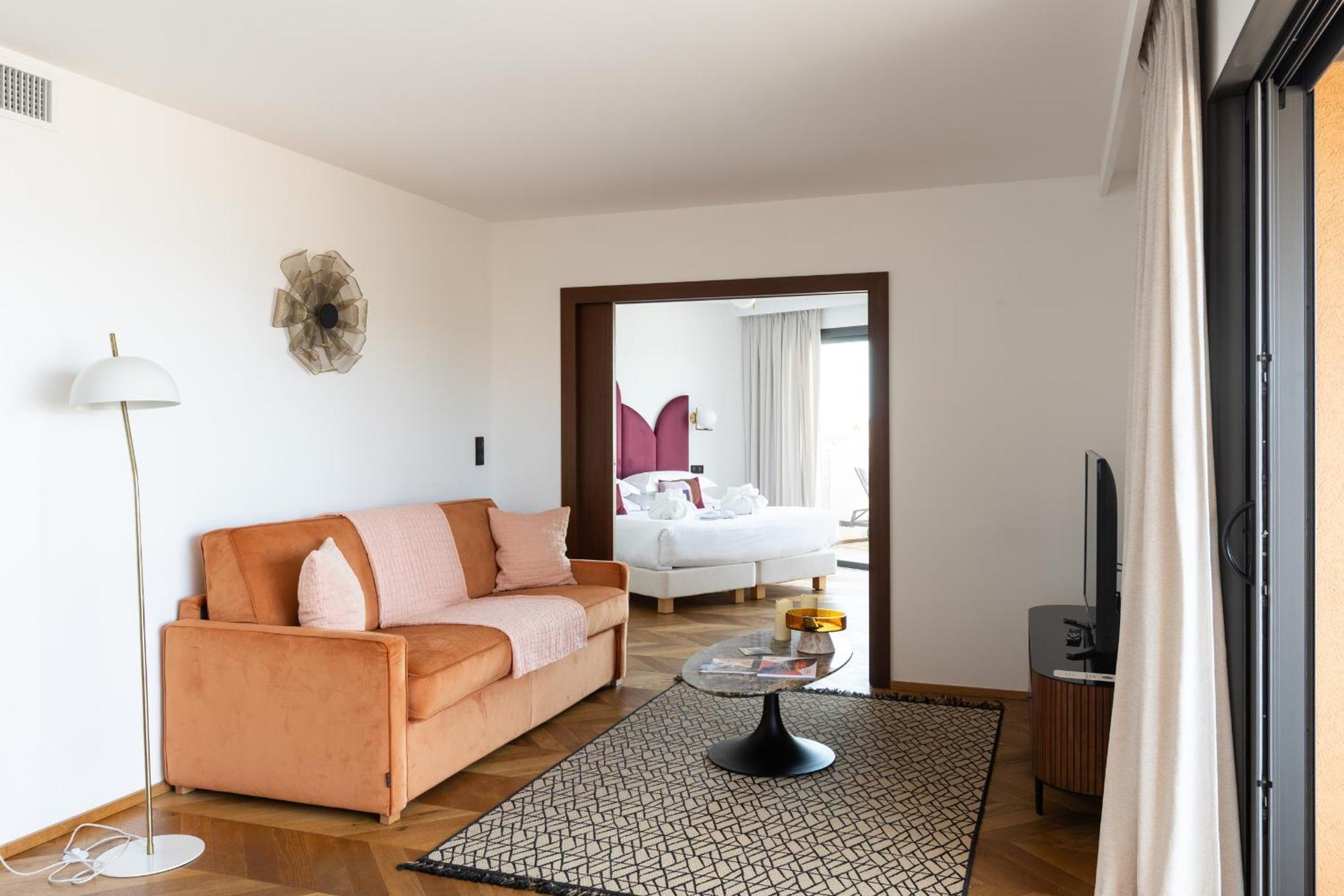 Suite with Hot Tub on Terrace - Free Spa Access