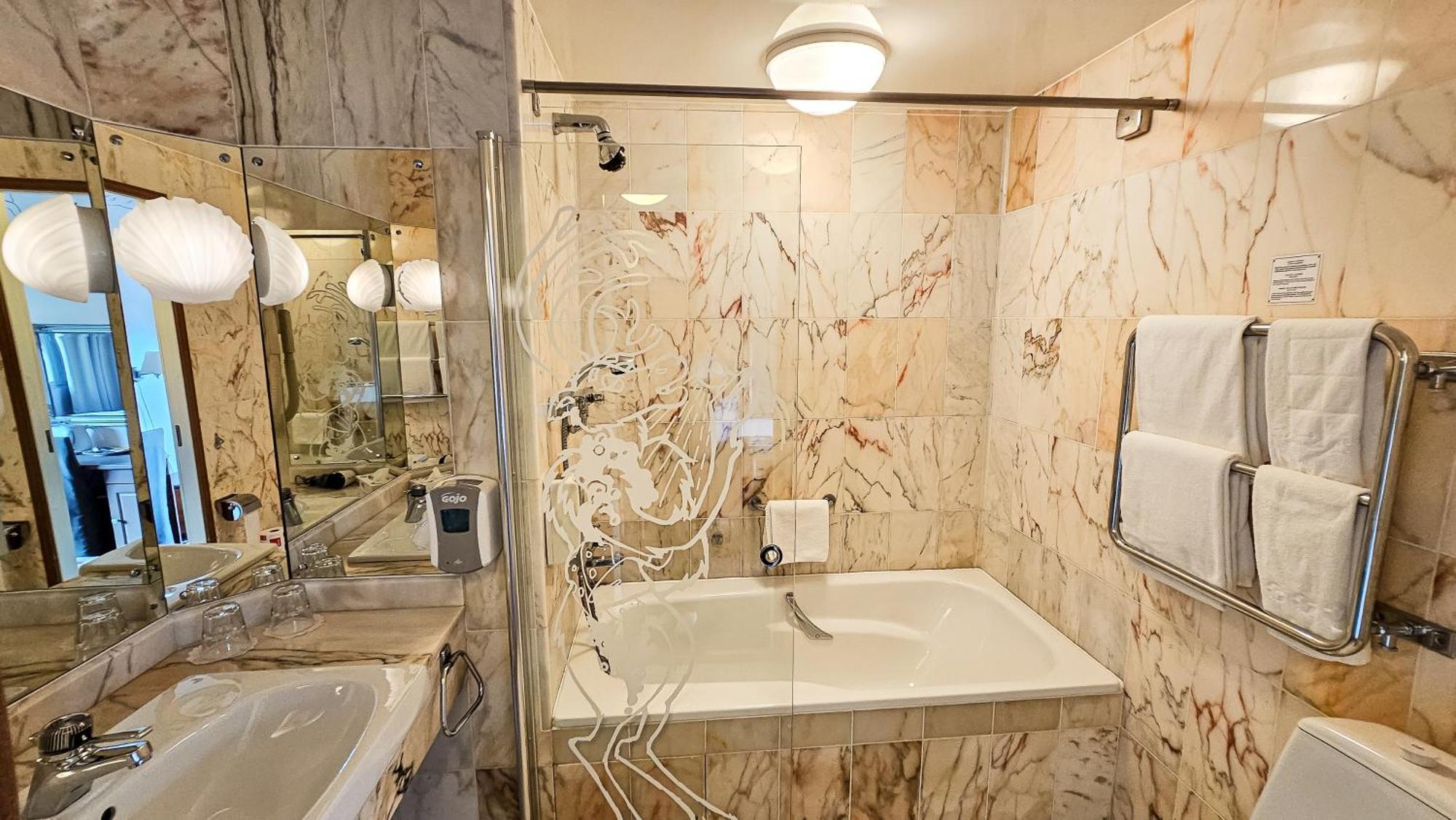 Standard Twin Room Bath