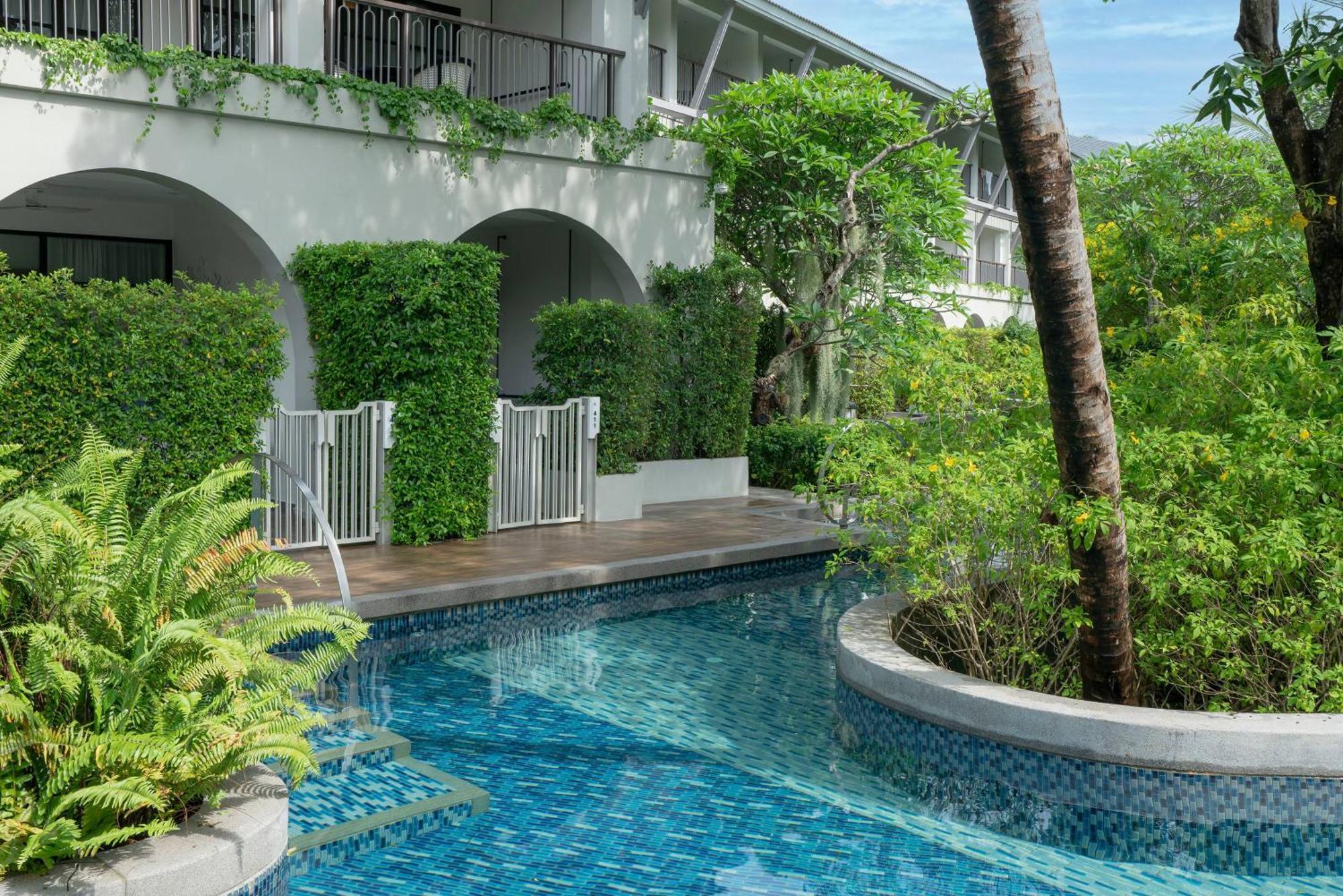 Premium Poolside Room
