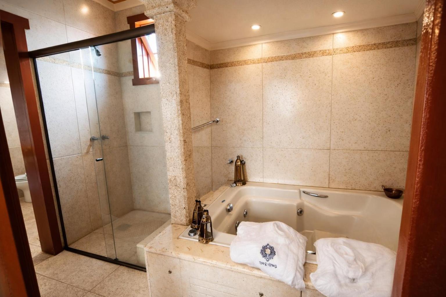 Suíte Master de 2 Quartos (4 Adultos)