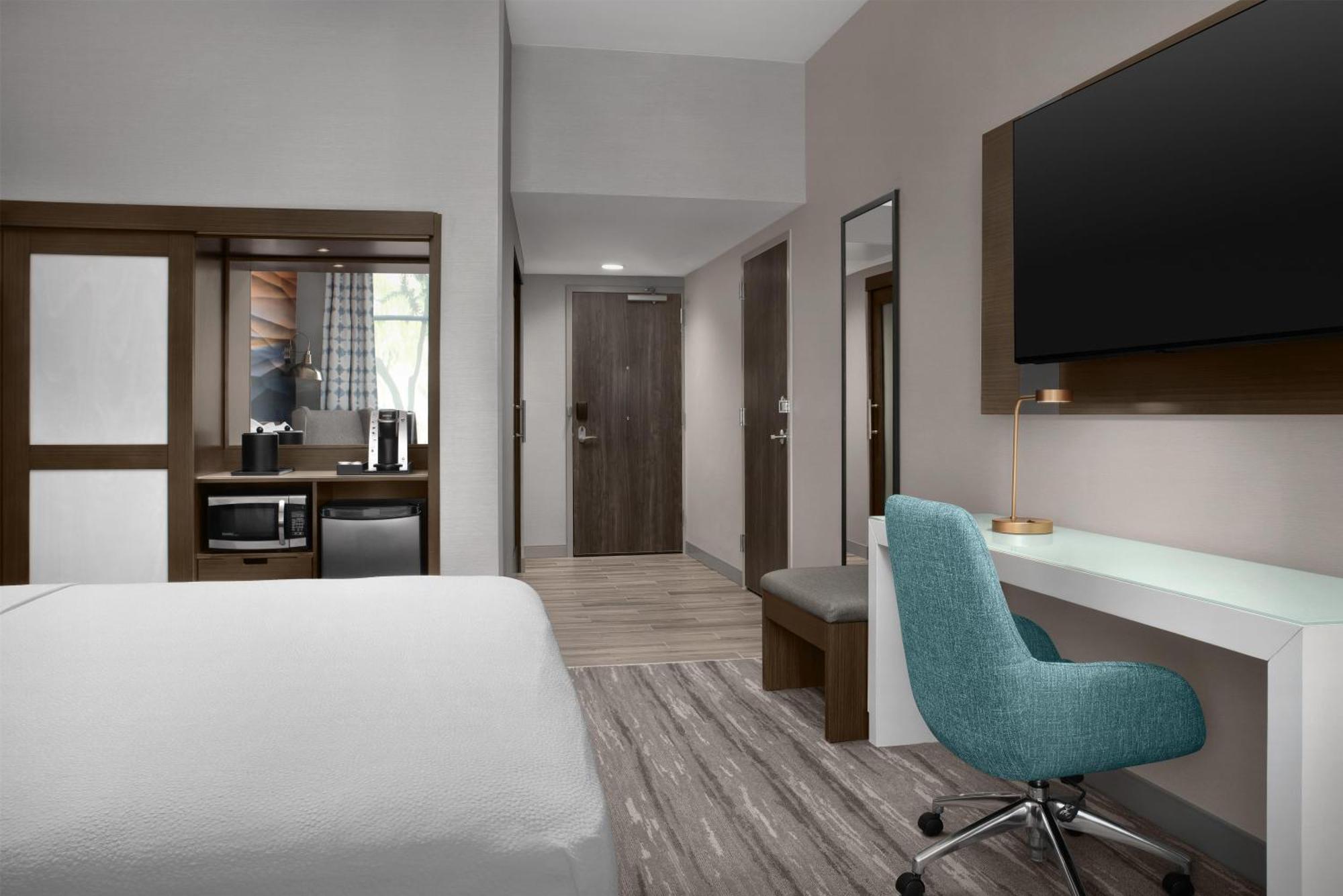 King Room with Roll-In Shower - Mobility Access