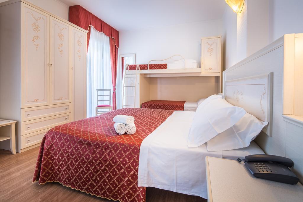 Familienzimmer (2 Erwachsene + 2 Kinder) mit Balkon