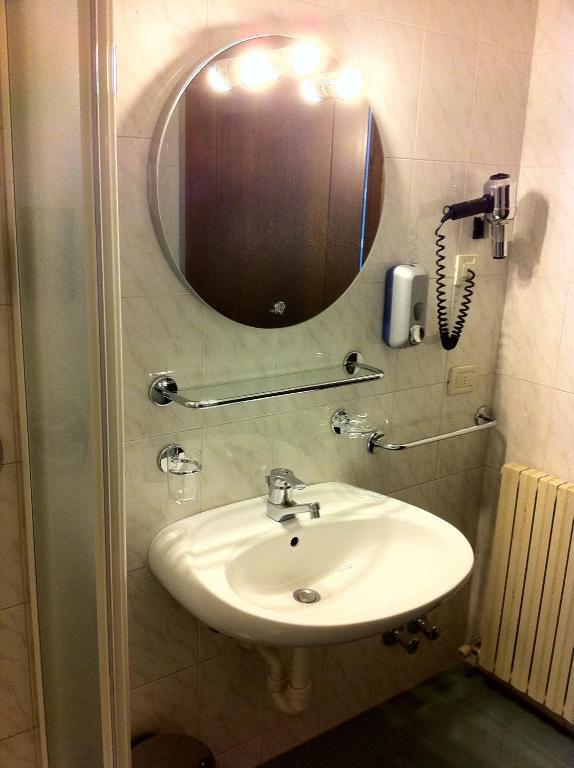 Triple Room,676088934:JPEG