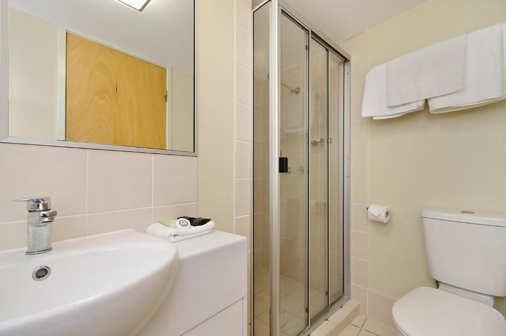 Deluxe One-Bedroom Apartment