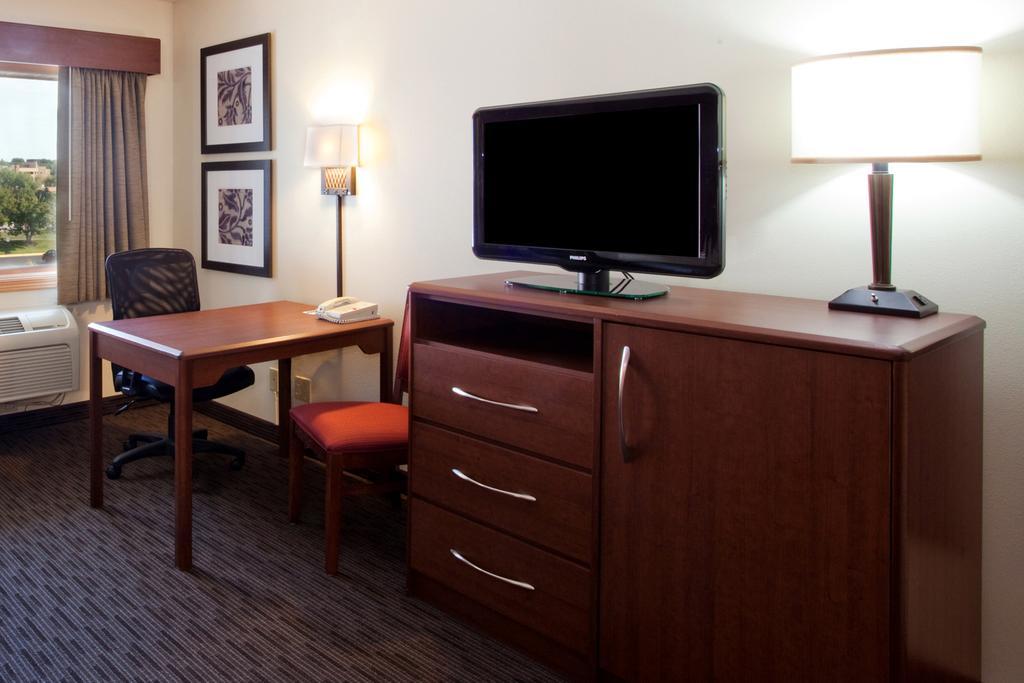 Deluxe Queen Room - Mobility Access/Non-Smoking
