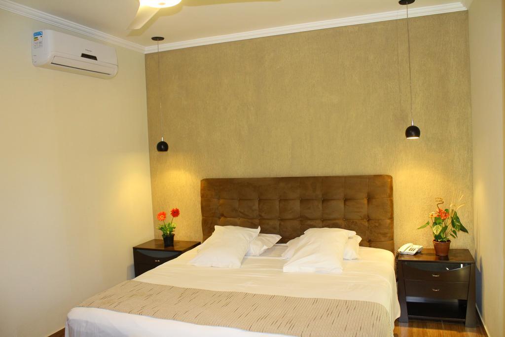 Quarto com Cama Queen-size e Banheira de Hidromassagem
