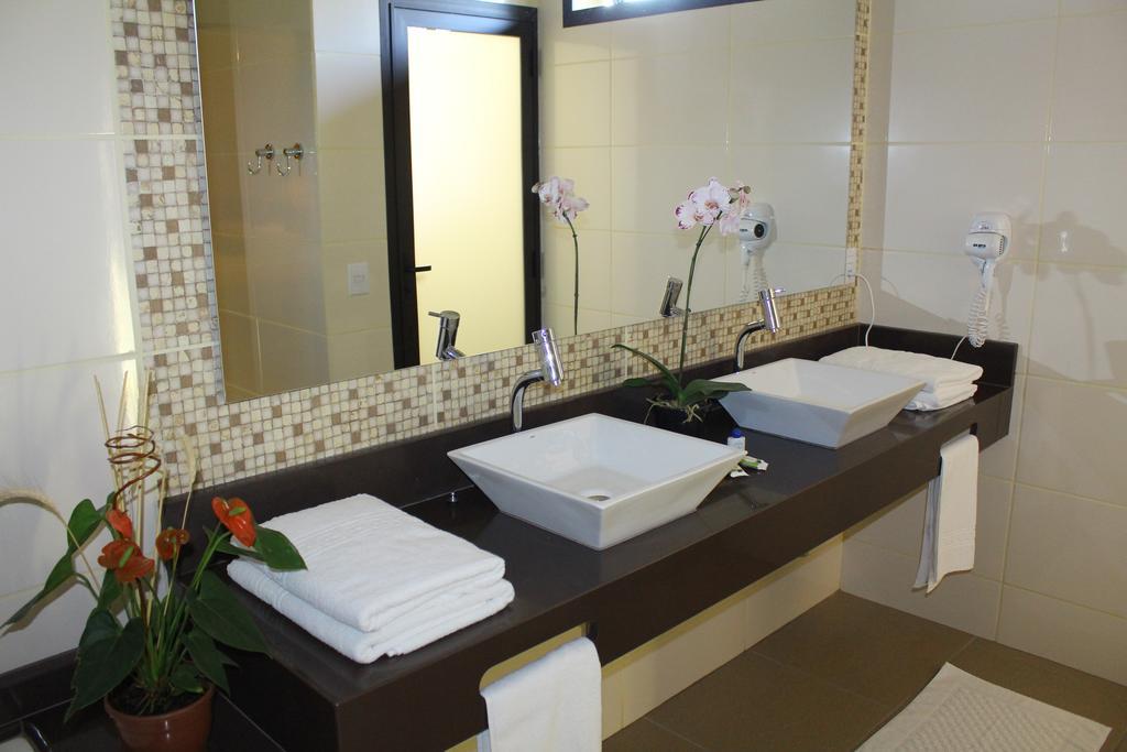 Quarto com Cama King-size e Banheira de Hidromassagem