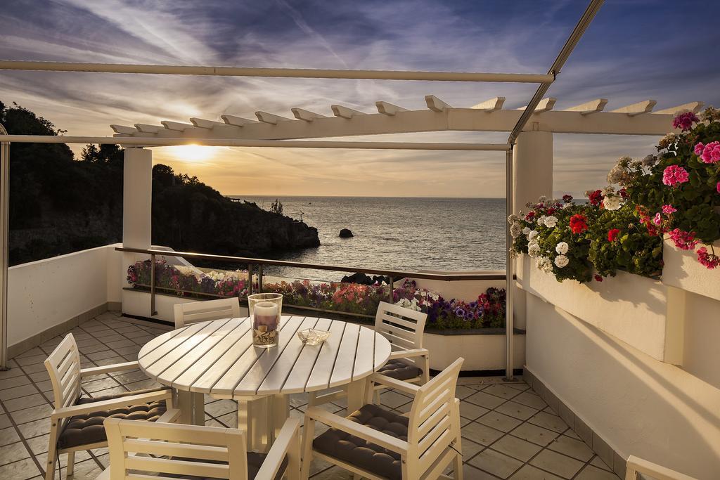 Deluxe Three-Bedroom Apartment with Sea View