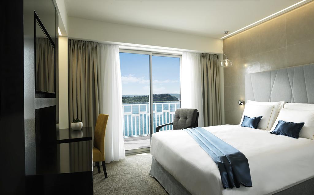 Doppelzimmer mit Balkon und Meerblick