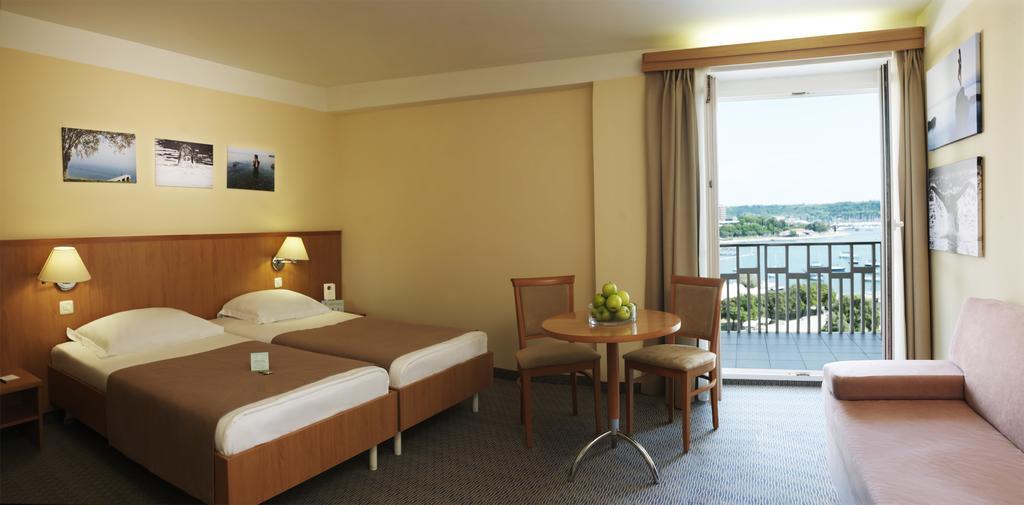 Doppel- oder Zweibettzimmer mit Meerblick und Balkon