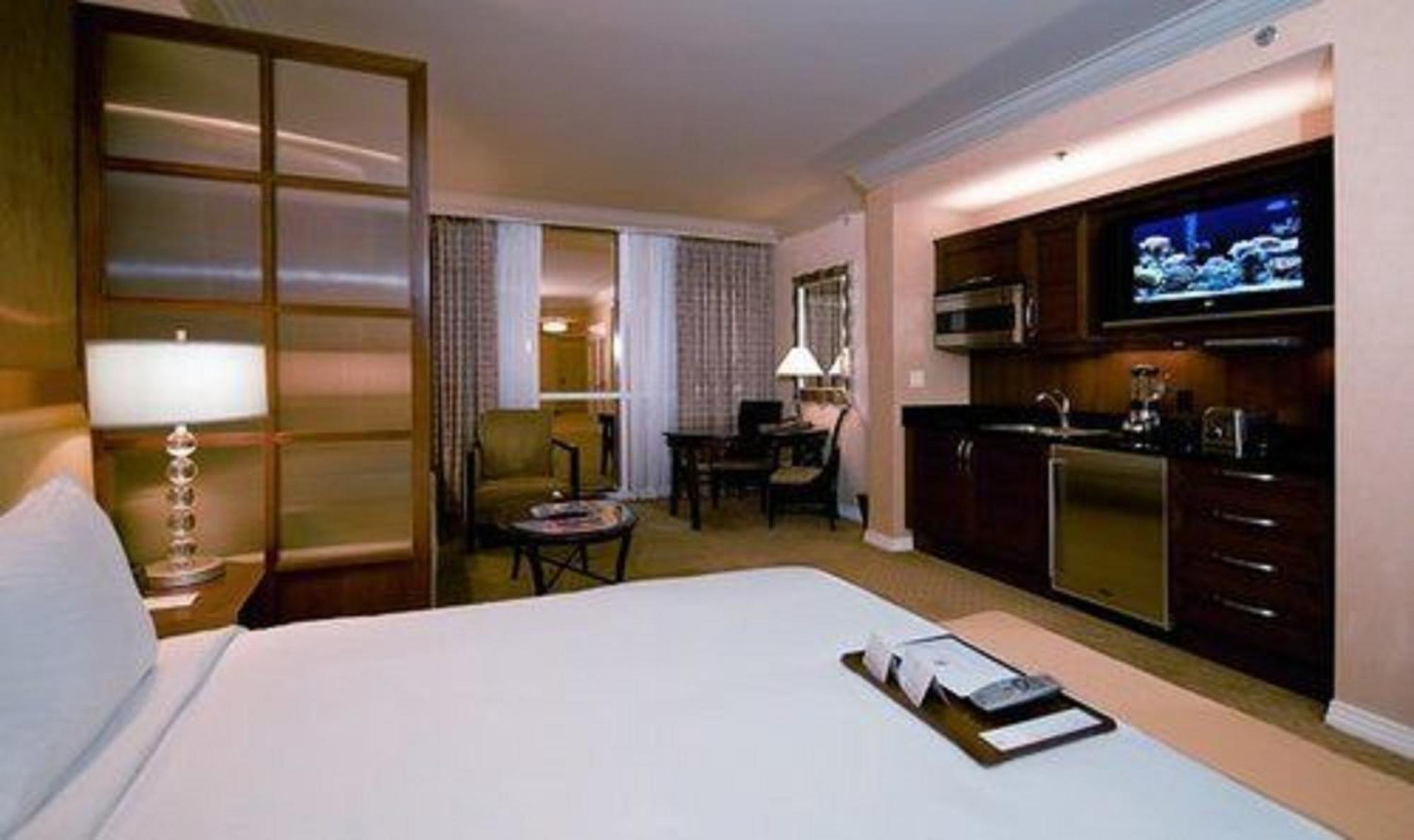 Signature-Deluxe-Suite