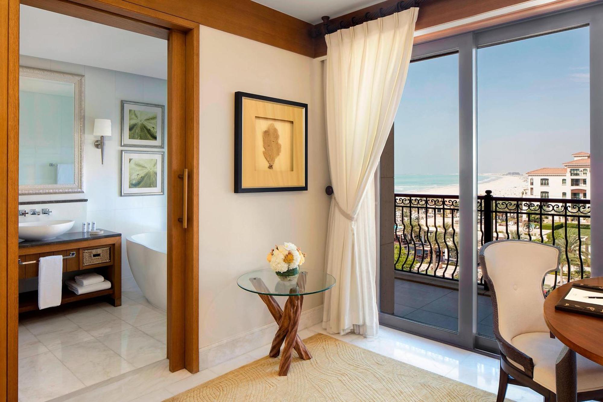 Chambre Supérieure Lit King-Size avec Canapé-Lit - Vue Partielle sur Mer