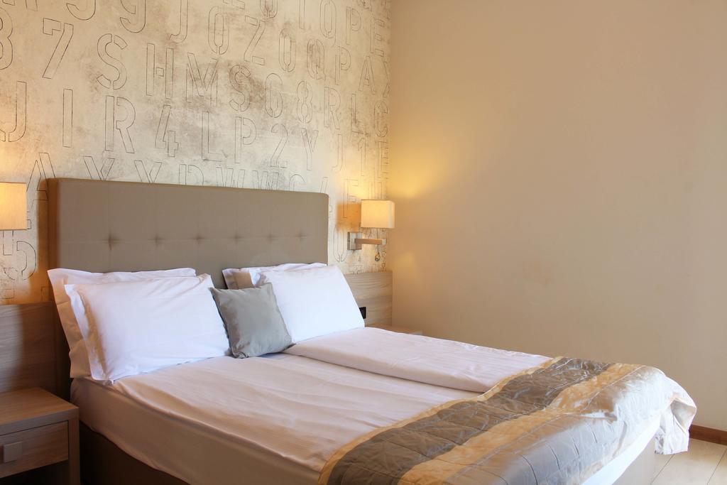 Double or Twin Room Balcony Lateral Sea View,1589231452:JPEG
