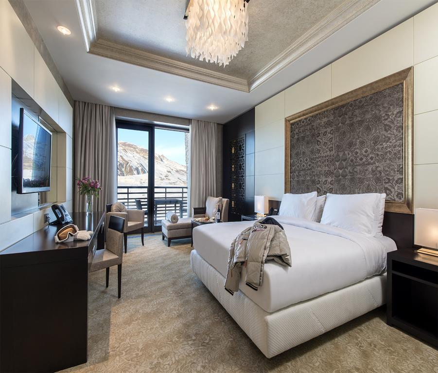Deluxe King Room with Mountain View