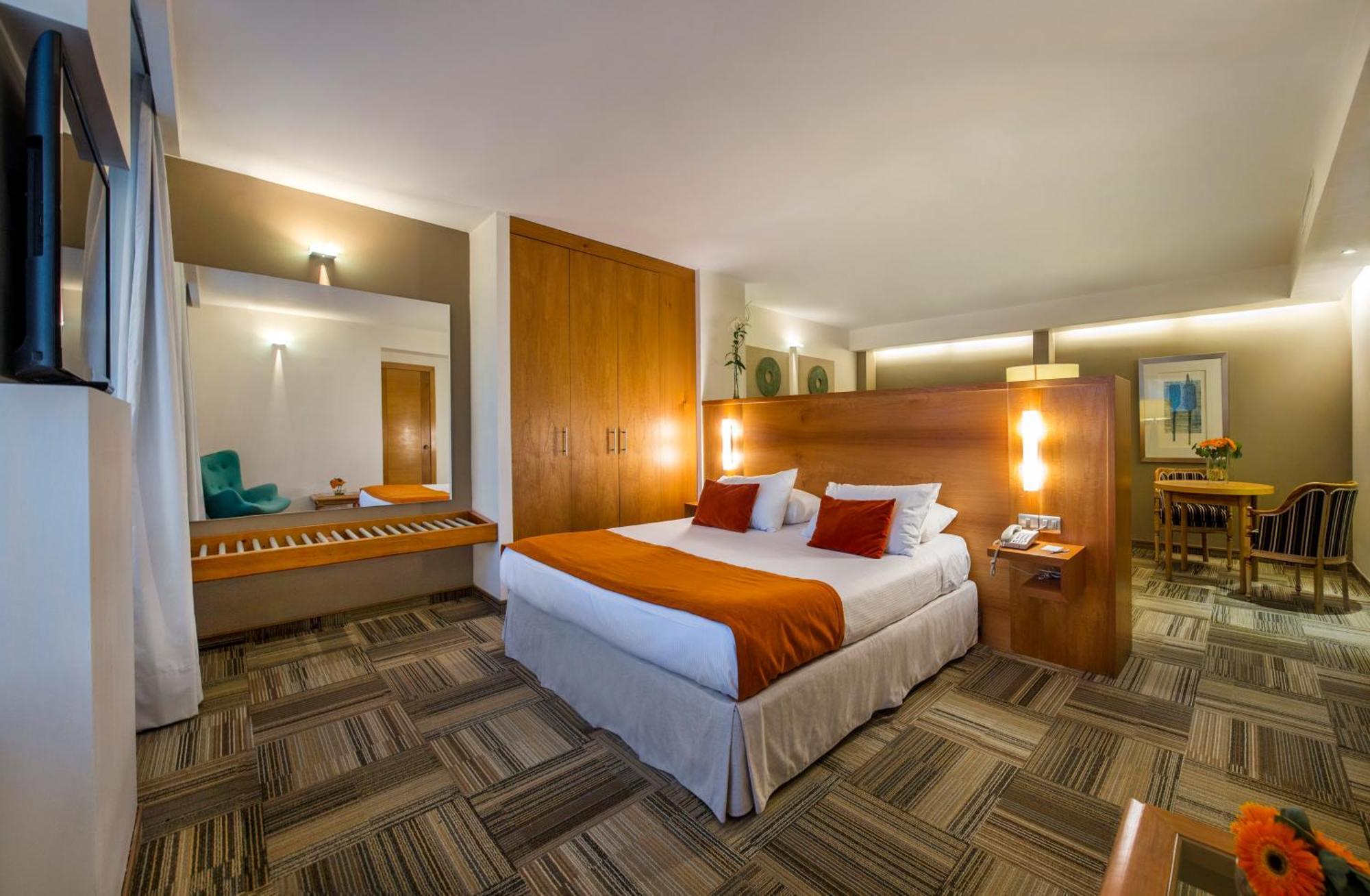 One-Bedroom Junior King Suite
